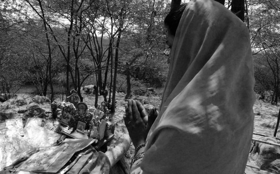 Citizens Without State: No Nation For Pakistani Hindu Refugees 3 A Pakistani Hindu Refugee Woman Praying Outside Her Tent. Photo by Shib Shankar Chatterjee.