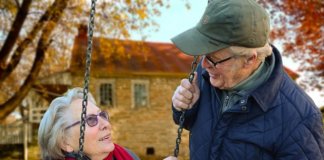 old people talk. Image by Claudia Peters from Pixabay