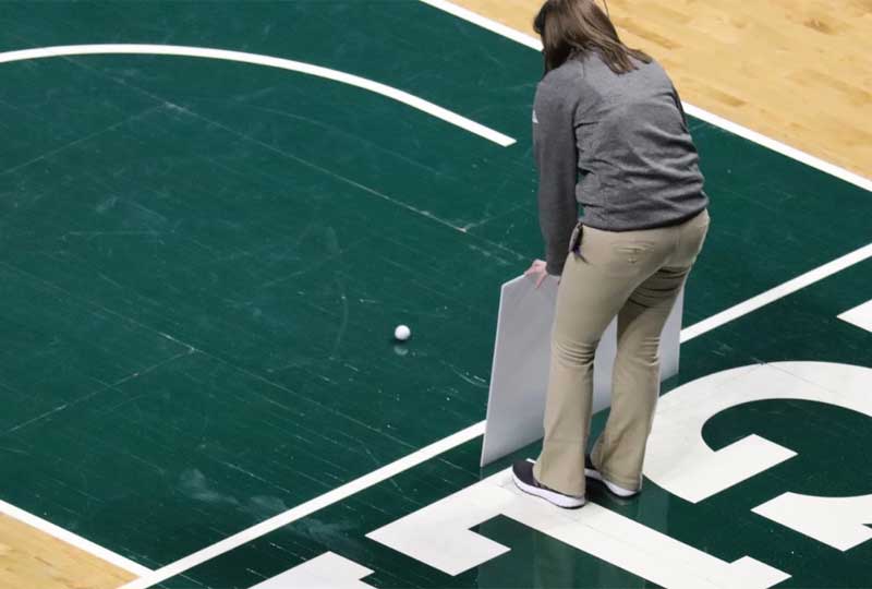 2018 emu basketball 10k goes in putt.