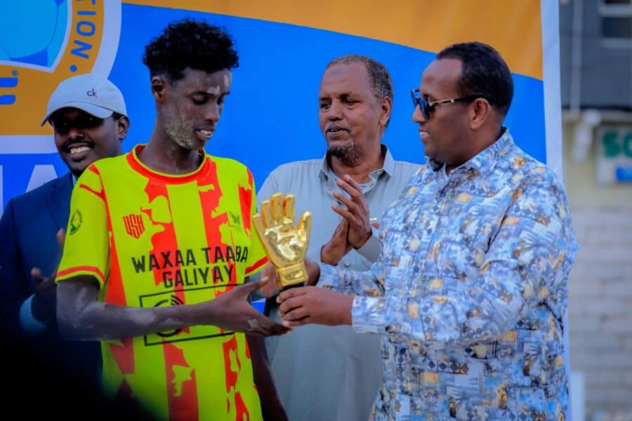 Chairman Somali Community Holland Abdulkadir Ali Nuune presents best goalkeeper award. photo: Abdulkadir Muse Osman