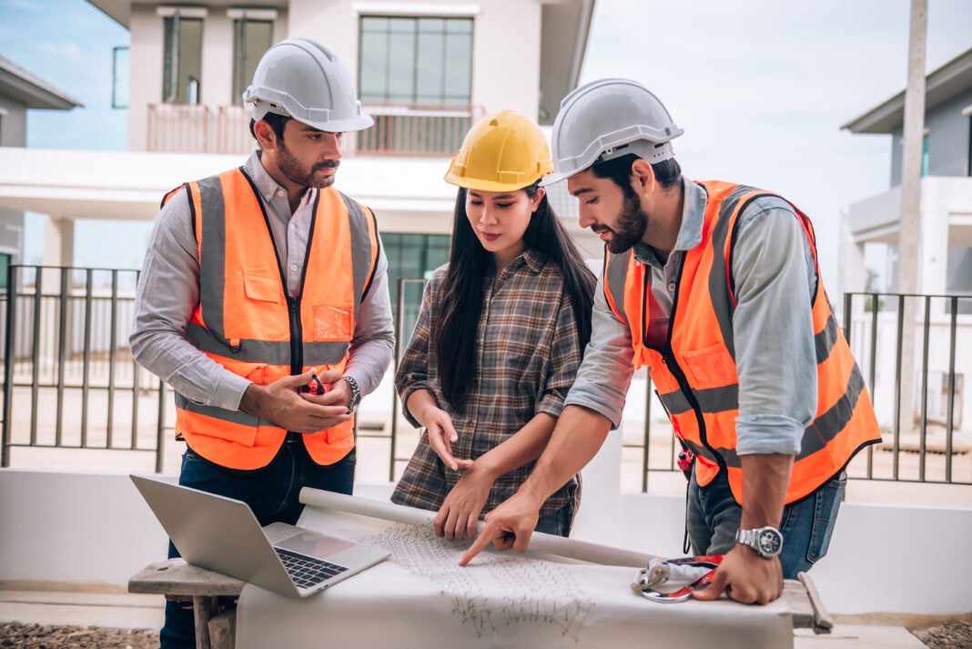 Hiring the Right Crew Before an Old Driveway Ruins Your Foundation